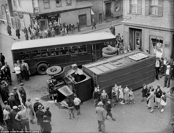 Vintage Photos of Car Wrecks - Part 2