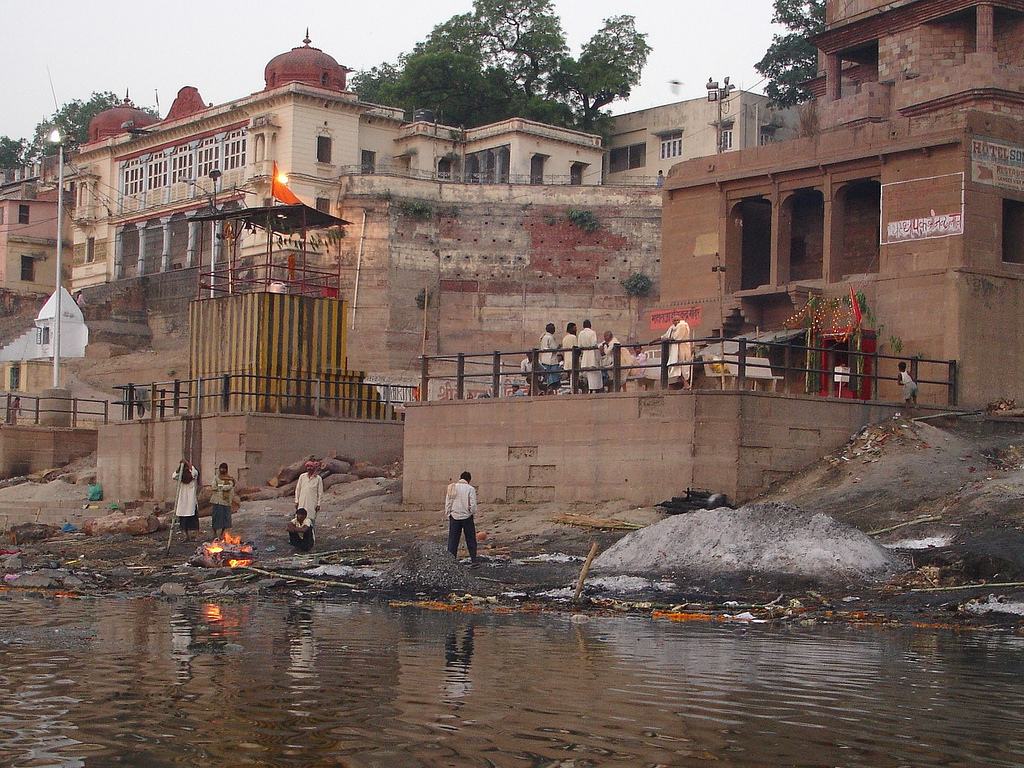 The GANGE (India), a dumping ground for animals and humans