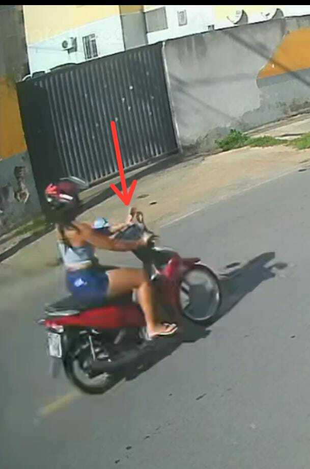 mulher invade contramão de moto