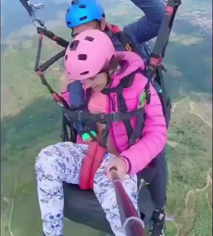 Nasty Woman Gets her Coochie Tickled a Mile in the Sky