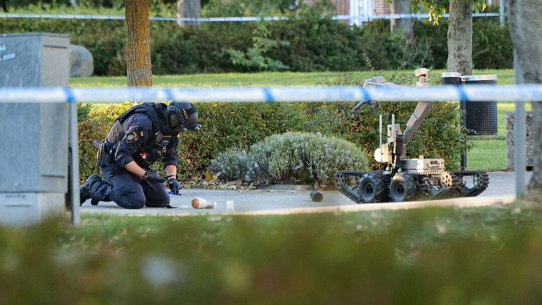 Swedish bombsquad called out to Disarm a Pussy Bomb