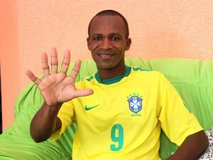 homem com 6 dedos em cada mão