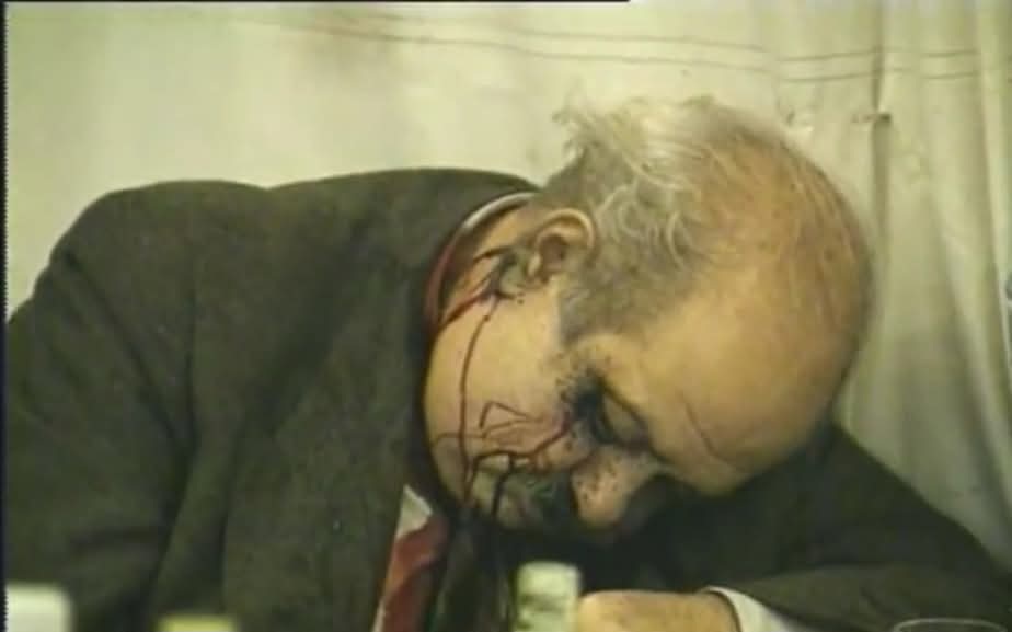 Rock hudsona benziyormuyum? - Do I look like Rock Hudson?