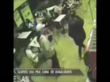 Costumers fight back armed robbers in a restaurant.