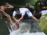 Schocking footage of a man stuck in a waterfall&slowly drowning.