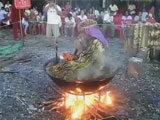 Guru preaching boils himself in a pan in front of a crowd.