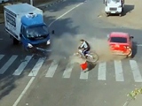 Cyclist Has An Incredibly Lucky Escape