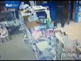Shopkeeper fights with dude with machete