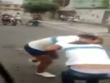 meninas estudantes brigando por macho