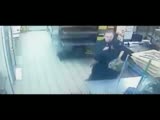 Female Pizza Employee Puts Down Purse and Beats her Male Boss for being Pushed