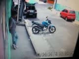 Thugs robbing off duty cop and escape