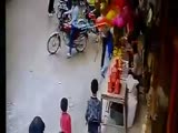 Balloon sellers fight banana vendors with thick pipes!