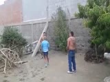 drunk street fight ends with Nice KO