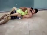 guy caught a thief and fight with him