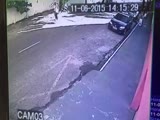 owners are thrown off their car by robbers