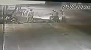 Robber gets a nice kick in a head