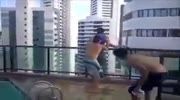 joven cae desde un hotel al vacio