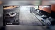 Robber ruins the shop glass case on his car