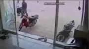 Man tries to steal a bile but the owner appears in Jackie Chan style