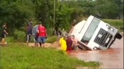 Truck falls on people while crossing the river
