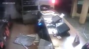 Thief crashes through Popeyes restaurant ceiling in Florida