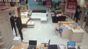 Man tries to steal laptop but gets stopped by massive woman