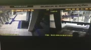 Off duty cop shoots bank robber dead