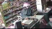 Robbers fight with store employees using knifes and sticks