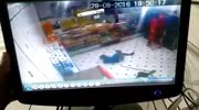 Cop pretending be a cleaner wounds a robber