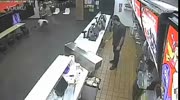 Robber with a shotgun attacked by employees