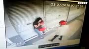 Thug with machete robs a woman