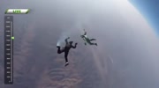 Dude jump from 7600m without parachute