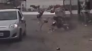 Fleeing thug gets into spectacular crash