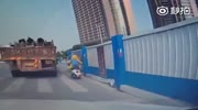 Metal contstruction falls from the truck and kills scooter rider