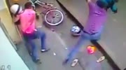 2 men fight armed robbers