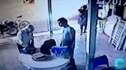 Old man gets shot twice while resisting a robber