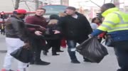 Angry trash collector smashes a bottle on man`s head