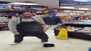 Woman attacks a store employee for preparing her food not quick enough