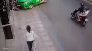 Guy robs bag crashes with taxi