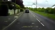 WHEEL MOMENT IMPACTANT FLIES A CAR AND HITS THE ROOF OF THE VAN