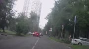 Hurricane in Moscow breaks trees and throw them on cars