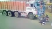 SEMI ALMOST ATROPELLA TO TWO MOTORCYCLISTS