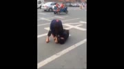 Woman beats up her man in the street ..