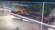 bus turns over and injured people