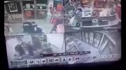COMMITS A ROBBERY AND IS BEATEN TO THE GROUND BY POLICE OFFICERS IN MEXICO
