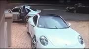 An attempt to rob a Porsche ..