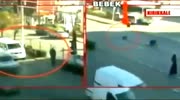 car driver throws ch1ld in stroller and man stopped at the traffic lights