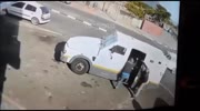 Robbery of an armored vehicle in South Africa ..