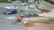 Truck spills toxic product on the avenue