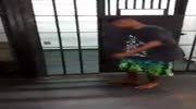 thief shows how to escape from jail
